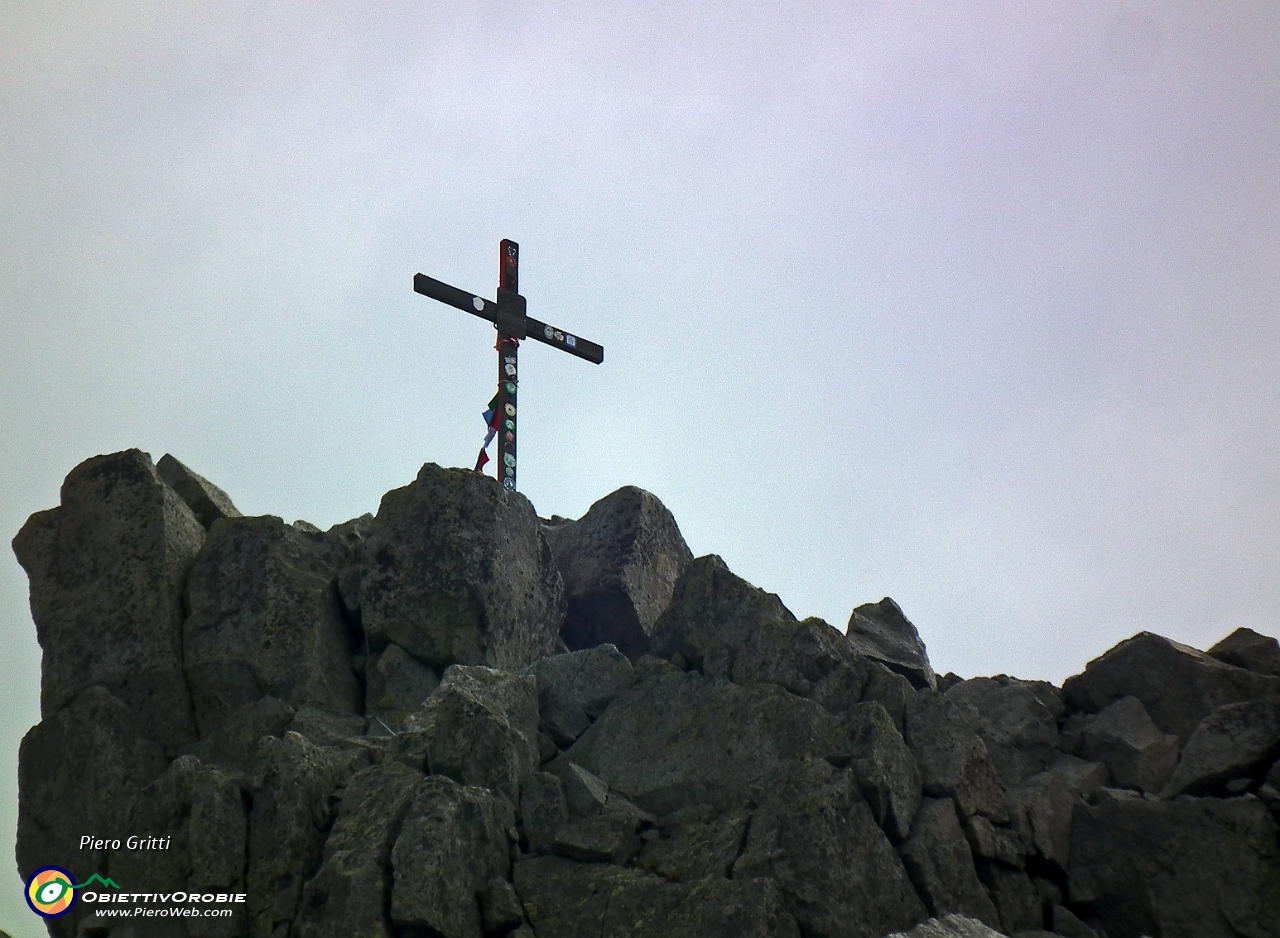 47 ormai la cima con la croce (qui zoomata) l'abbiamo localizzata....JPG